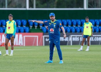 Arthur Elias explica opção por período de treinos e exalta volta da Copa do Brasil Feminina
