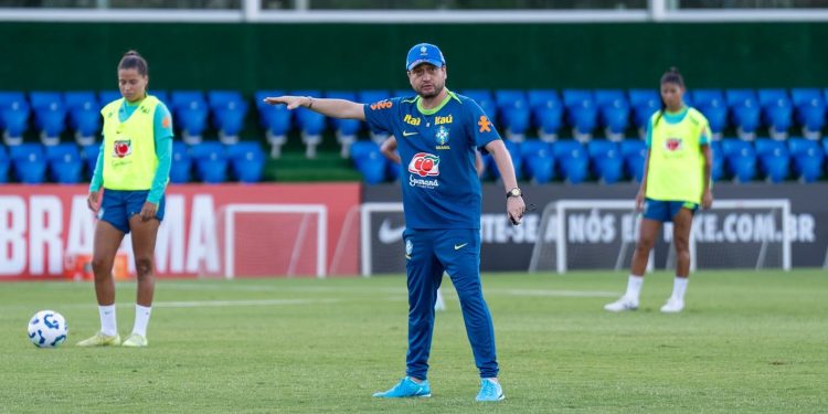 Arthur Elias explica opção por período de treinos e exalta volta da Copa do Brasil Feminina