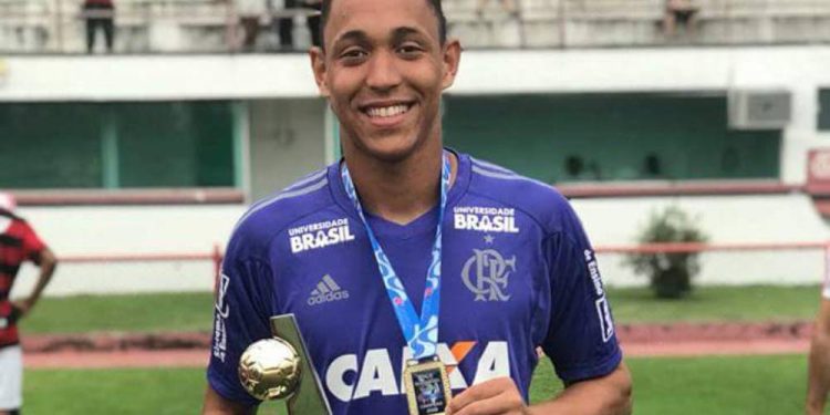 Flamengo fecha acordo com família de goleiro morto em incêndio no Ninho do Urubu