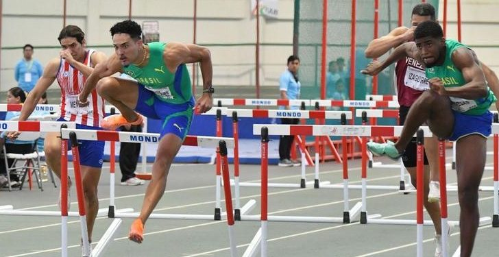 Eduardo de Deus e Ketiley Batista faturam o ouro nos 60m com barreiras na Bolívia