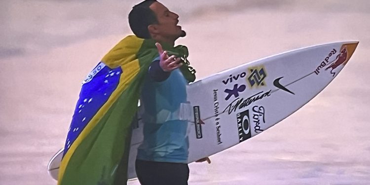 Italo Ferreira é campeão da etapa de Abu Dhabi da WSL e assume liderança do ranking