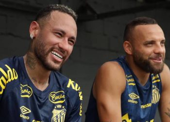 Neymar chega de helicóptero e realiza primeiro treino pelo Santos no CT Rei Pelé