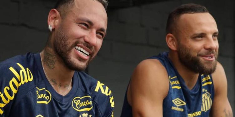 Neymar chega de helicóptero e realiza primeiro treino pelo Santos no CT Rei Pelé