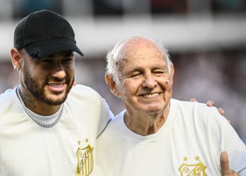Pepe completa 90 anos e ganha homenagens de Neymar e do Santos
