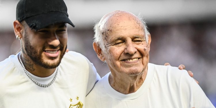 Pepe completa 90 anos e ganha homenagens de Neymar e do Santos