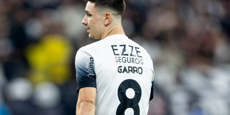 “Não foi uma situação que me agradou”, diz Garro sobre ceder a camisa 10 a Depay