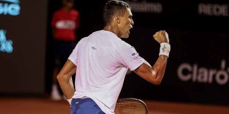 Monteiro vence argentino de virada e avança no Rio Open; Wild leva pneu e é eliminado