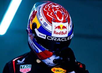 Verstappen apresenta capacete para temporada 2025: “De volta às raízes”