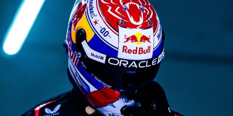 Verstappen apresenta capacete para temporada 2025: “De volta às raízes”
