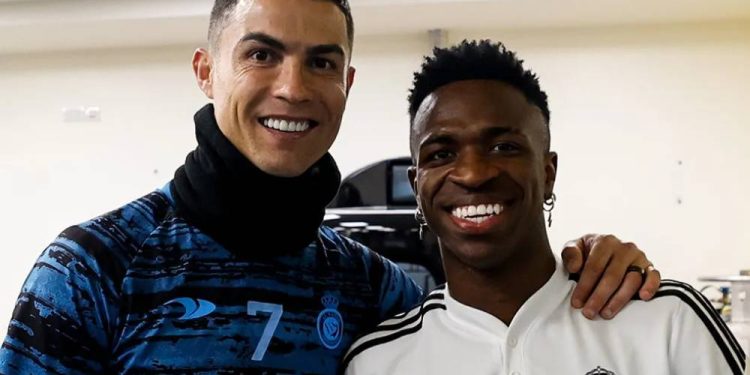 Cristiano Ronaldo volta a defender Vini Jr. e critica premiação: “Não existe credibilidade”
