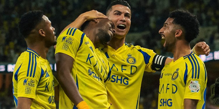 Com um a menos, Al Nassr vence Al Ahli e se aproxima dos líderes