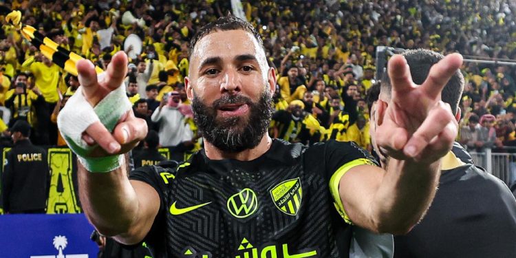 Benzema decide nos acréscimos e coloca Al Ittihad na liderança provisória