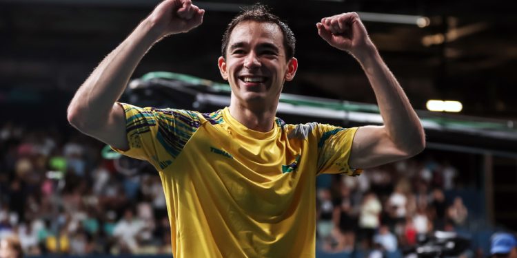 Calderano vence nigeriano de virada e vai às oitavas do WTT Singapura Smash