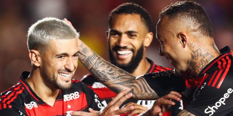 Flamengo goleia Portuguesa e assume a liderança do Campeonato Carioca
