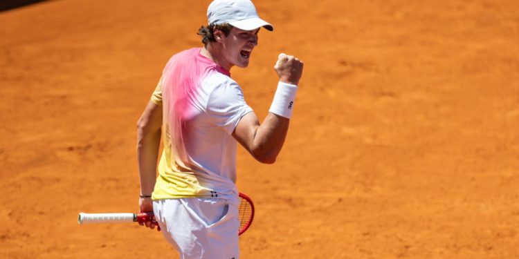 João Fonseca salva dois match points, consegue virada incrível e avança à semifinal em Buenos Aires