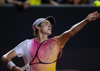 João Fonseca cai dez posições no ranking, mas continua como número 1 do Brasil