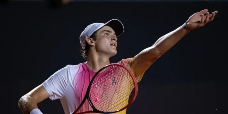 João Fonseca cai dez posições no ranking, mas continua como número 1 do Brasil