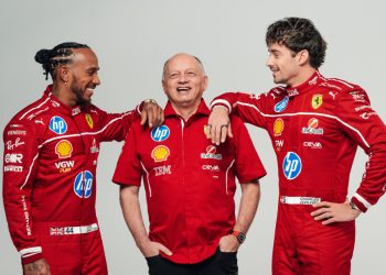 Chefe da Ferrari vira fotógrafo e brinca com Hamilton e Leclerc