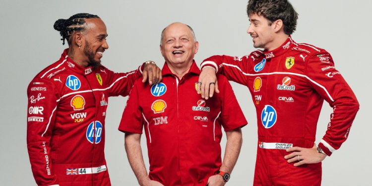Chefe da Ferrari vira fotógrafo e brinca com Hamilton e Leclerc