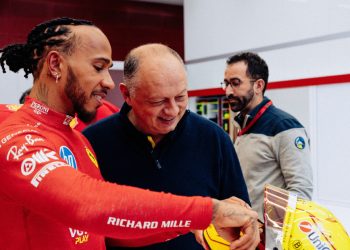 Hamilton divulga imagens de bastidores e diz que está se sentindo em casa na Ferrari