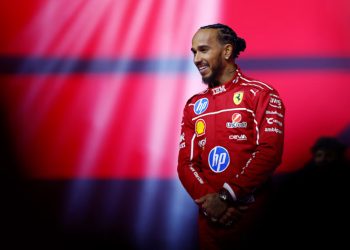 Hamilton se empolga com início na Ferrari e volta a sonhar com título: “Estou exatamente onde deveria estar”