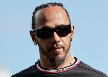 Hamilton presenteia três mil funcionários da Mercedes após despedida