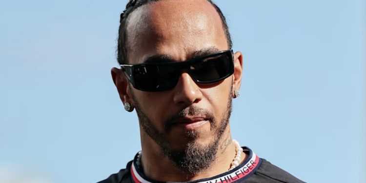 Hamilton presenteia três mil funcionários da Mercedes após despedida