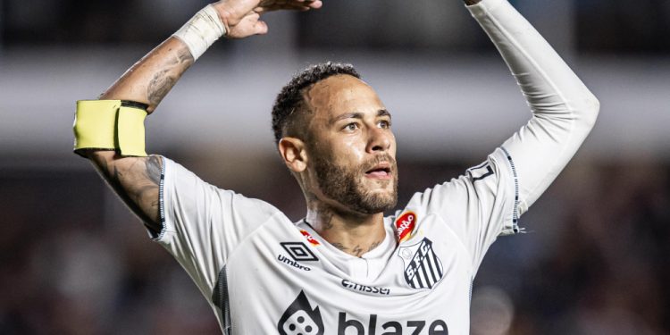 Torcida em festa, “quase golaço” e empate frustrante: veja como foi a reestreia de Neymar pelo Santos