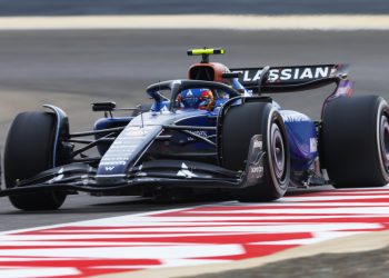 Sainz supera Hamilton e lidera segundo dia dos testes de pré-temporada