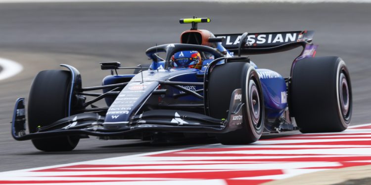 Sainz supera Hamilton e lidera segundo dia dos testes de pré-temporada