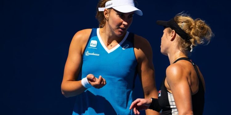 Bia Haddad cai também na chave de duplas em Indian Wells
