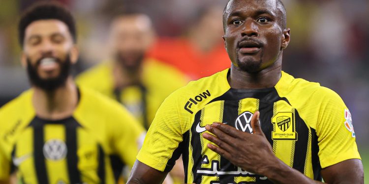 Al Ittihad arranca vitória nos acréscimos e mantém vantagem na liderança