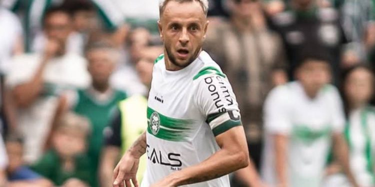 Coritiba rescinde contrato com Rafinha após participação em evento festivo do Bayern