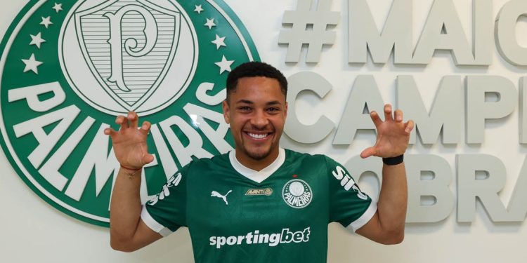 Vitor Roque é apresentado oficialmente pelo Palmeiras