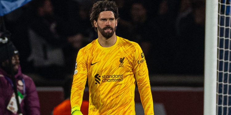 Com show de Alisson, Liverpool vence o PSG nas oitavas da Champions