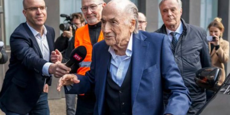 Blatter e Platini são absolvidos pela segunda vez em caso de corrupção​