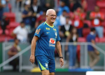 Dorival convoca quatro jogadores para duelo contra a Argentina