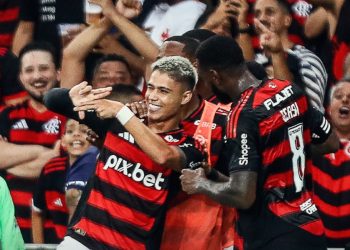 Flamengo volta a vencer o Vasco e avança à decisão do Carioca