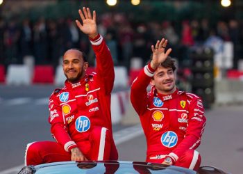 Ferrari apresenta Hamilton e Leclerc com festa da torcida em Milão