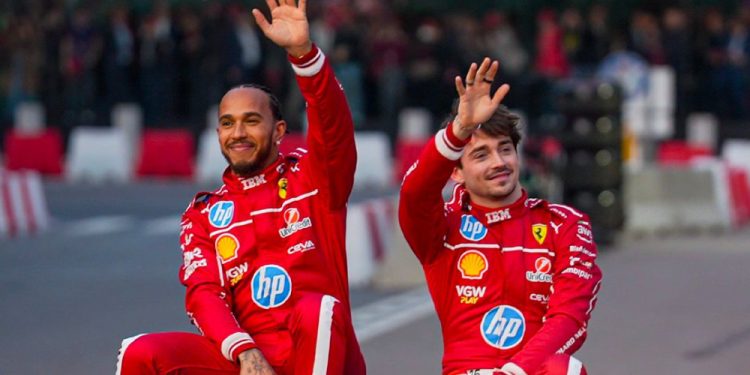 Ferrari apresenta Hamilton e Leclerc com festa da torcida em Milão