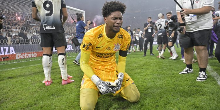 Herói da final, Hugo Souza celebra título do Corinthians: “Nem nos melhores roteiros eu poderia sonhar com isso”