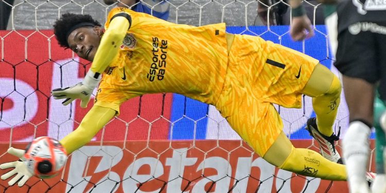 Hugo pega pênalti, Corinthians empata com Palmeiras e é campeão do Paulistão