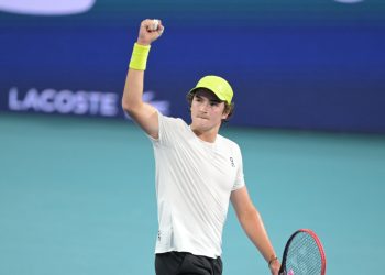 João Fonseca supera mal-estar e vence americano de virada na estreia em Miami