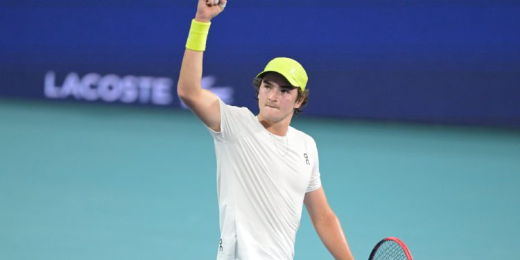 João Fonseca supera mal-estar e vence americano de virada na estreia em Miami