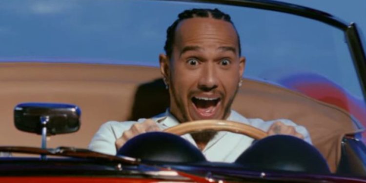 Hamilton recria cena de “Curtindo a Vida Adoidado” para comemorar estreia na Ferrari