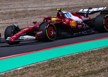 Hamilton domina corrida sprint na China e conquista primeira vitória na Ferrari; Bortoleto é 18º