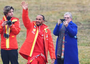 “É a primeira vez em muito tempo que minha mãe fica feliz em me ver correndo”, revela Hamilton