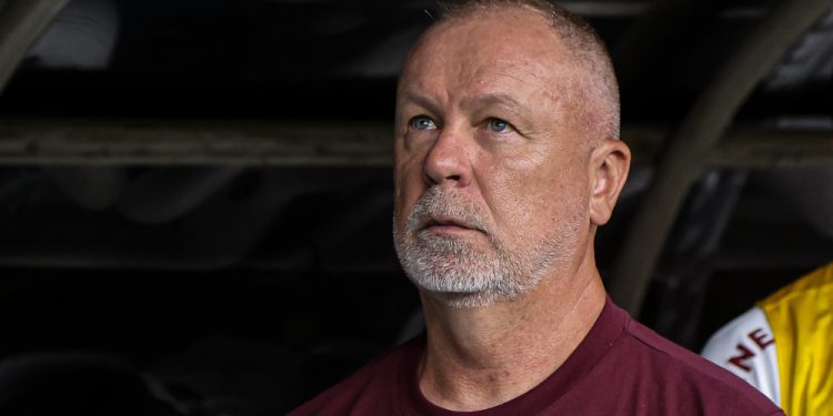 Fluminense anuncia demissão do técnico Mano Menezes