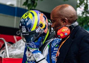 Pai de Hamilton consola Hadjar após francês rodar na volta de apresentação em Melbourne