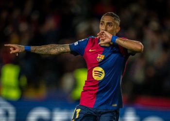 Com dois de Raphinha, Barcelona bate o Benfica e avança às quartas da Champions